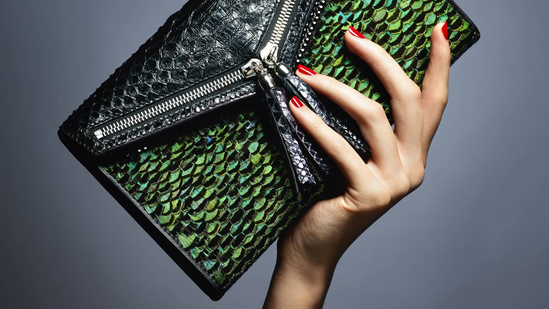 Pochette haute couture Esméralda Ingrid Paris dans une main 